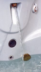 Built-in fill spout 